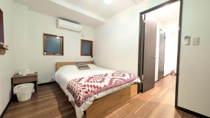 2min walk from the station Convenient for sightseeing in Tokyo Direct access to Shinjuku and Akihabara! Use of the Toei Shinjuku Line, 3-story house for rent