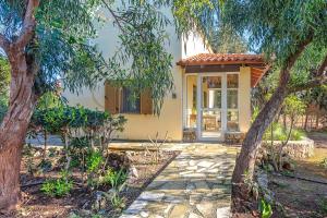 Astrelis Emerald Villa - Cozy House Walking Distance to the Beach