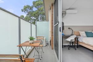 36B Studio Abnb-style Cozy Balcony 12 min walk Train