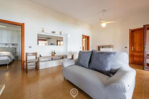 Enchanting Seaview Getaway img12