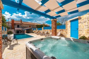 Stone Holiday house Zara with jacuzzi