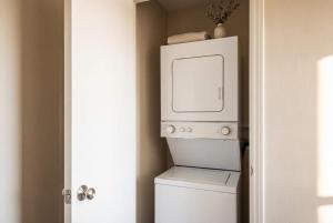 Chic King 1BR Downtown Access Pool Parking & Gym