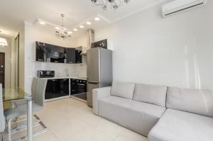 12-214 Central Park, John McCain 7, Kyiv centre, stunning city view, 15 kW backup power, Petrovdom Apartment