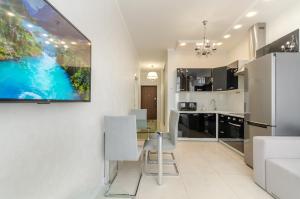 12-214 Central Park, John McCain 7, Kyiv centre, stunning city view, 15 kW backup power, Petrovdom Apartment