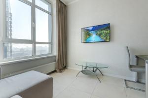 12-214 Central Park, John McCain 7, Kyiv centre, stunning city view, 15 kW backup power, Petrovdom Apartment