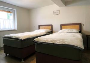 janu-homes - 1 Zimmer Apartment - 2 Betten, Kirchblick vom Kirchplatz