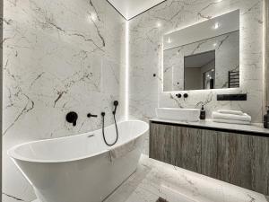 27 МММ ККК ЦП вхід з Філатова вулиця Джона Маккейна, 7