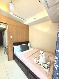 RhoisVC at Shell Residences MOA near NAIA Airport Condotel