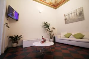 Spanish Steps Art Apartment