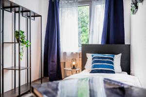 SpaceStays Mülheim Apartment Küche WIFI Zentral