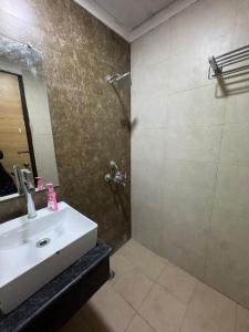 Sky Lodge Private Skyline Studio, Gaur City