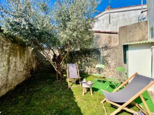 MAIS 300D La Clavette center of La Flotte with parking