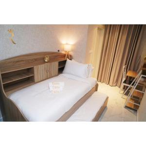 Stylish 2BR Haven Modern Comfort in Masdar City