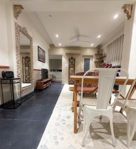 One Uptown 103 Central Stylish 1BHK Loft