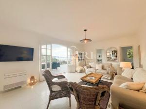 Villa with swimming pool and beach access on foot