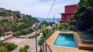 Villa with swimming pool and beach access on foot