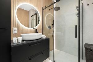 Spacious Apartment with Parking and Air Conditioning by Noclegi Renters