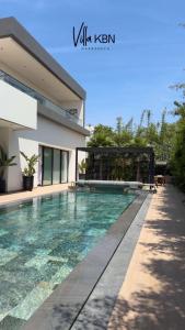 Villa de standing avec piscine chauffée