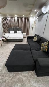 A quiet studio with a neat design استديو انيق وهادي