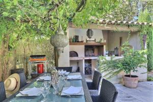Provençal house with two swimming pools, jacuzzi and sauna