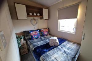 Cabin- Sleeps 8- Hot Tub Free Parking Wifi Pets