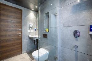Hotel Sapphire House - 3 Mins Walk from Metro and 5 Mins from Rail Station