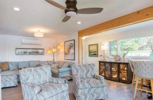 Luxury Waterfront Three Bedrooms Unit with Bay Views