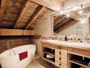 Chalet 5★ à La Clusaz, 8 pers, spa, proche pistes, 4 chambres - FR-1-304-110