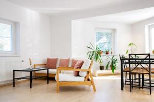 Symbiola Holiday House