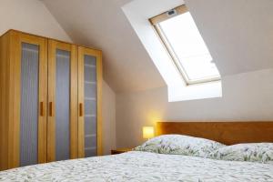Symbiola Holiday House