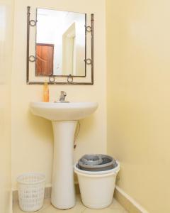 Cozy 1 Bedroom, Steps to Rupa Mall & City Center
