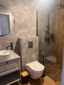 Sunset Wood Resort with Jacuzzi by Downtown Apartments