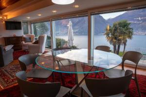 Villa with private pool overlooking Lake Como