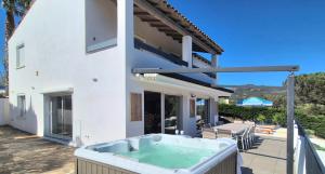 La BohemAzur Villa Golfe St Tropez 170m2 5 chambres Piscine Spa Magnifique Vue Dégagée Déco Bohème Chic