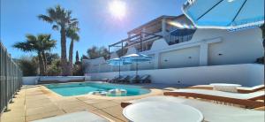 La BohemAzur Villa Golfe St Tropez 170m2 5 chambres Piscine Spa Magnifique Vue Dégagée Déco Bohème Chic