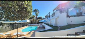 La BohemAzur Villa Golfe St Tropez 170m2 5 chambres Piscine Spa Magnifique Vue Dégagée Déco Bohème Chic