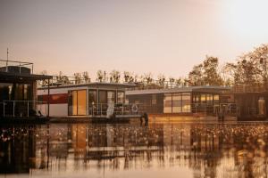 Floatinghouse Red Pearl