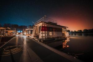 Floatinghouse Red Pearl