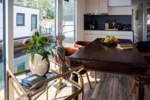 Floatinghouse Queen - LP6