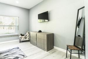 Modern Forest Retreat with Spacious Kitchen and Views