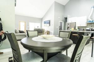 Modern Forest Retreat with Spacious Kitchen and Views