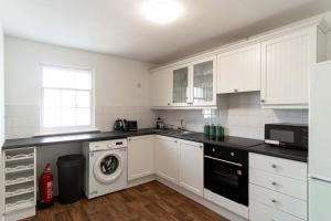 Bright 1 Bed Harbour-side Apartment with Balcony