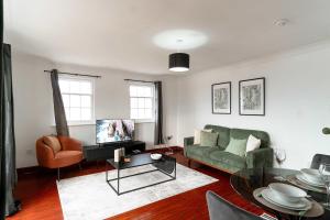 Bright 1 Bed Harbour-side Apartment with Balcony