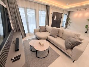 Marble Manor - Elegant Landed house