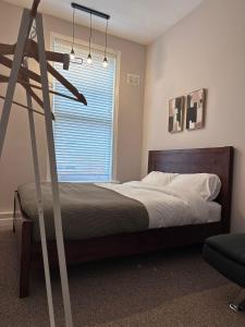 Spacious Victorian Apt Sleeps 5 with Parking