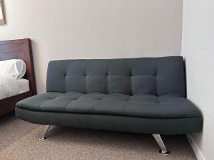 Spacious Victorian Apt Sleeps 5 with Parking