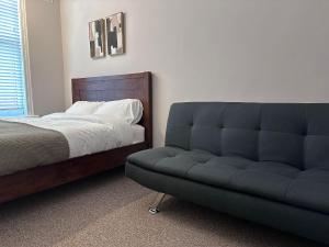 Spacious Victorian Apt Sleeps 5 with Parking