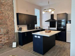 Spacious Victorian Apt Sleeps 5 with Parking