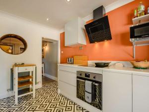 3 Bed in Tenby oc-90220