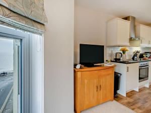 2 Bed in Tenby oc-fb229